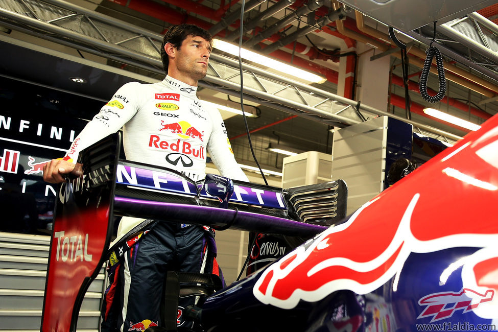 Mark Webber posa junto al RB9