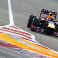 Mark Webber prueba el compuesto medio