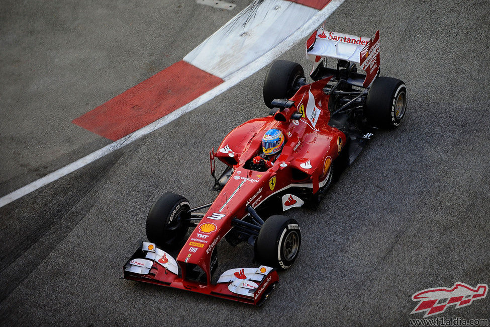 Fernando Alonso avanza en Marina Bay