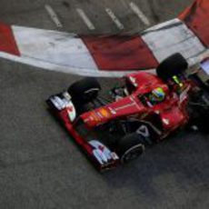 Felipe Massa toma una curva en Marina Bay