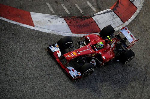 Felipe Massa toma una curva en Marina Bay
