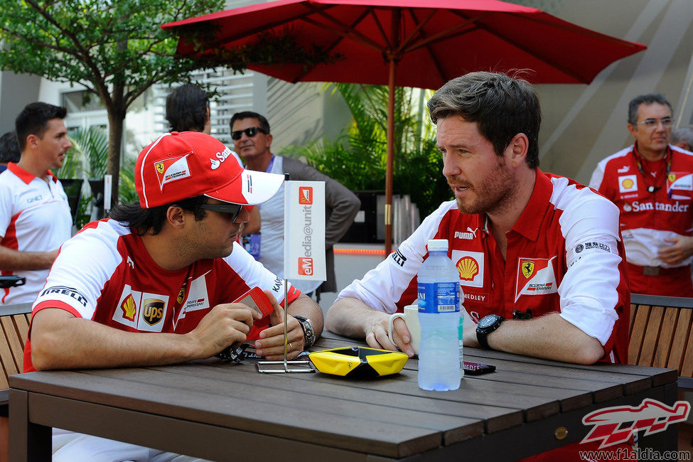 Felipe Massa charla con su ingeniero de carrera