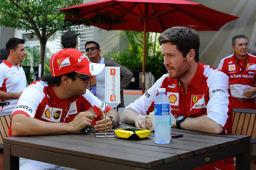Felipe Massa charla con su ingeniero de carrera