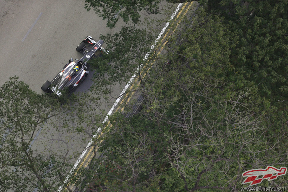 Esteban Gutiérrez lidia con su C32 durante el GP de Singapur 2013