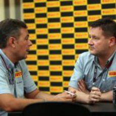 Paul Hembery habla con un ingeniero de Pirelli