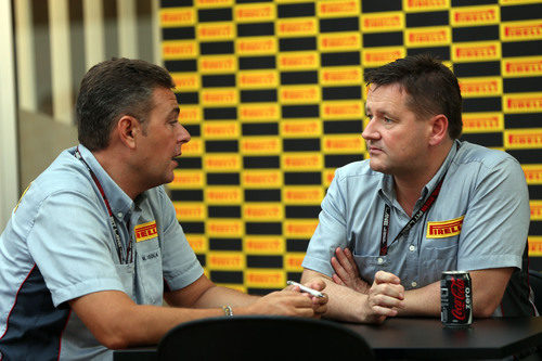 Paul Hembery habla con un ingeniero de Pirelli