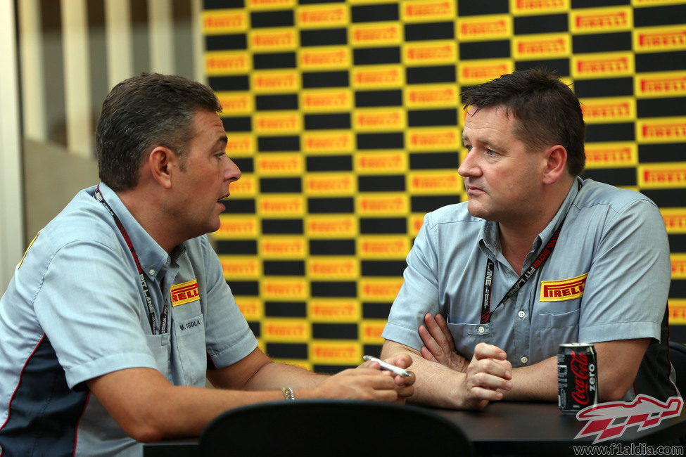 Paul Hembery habla con un ingeniero de Pirelli