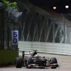 Esteban Gutiérrez afronta una de las curvas del circuito de Marina Bay