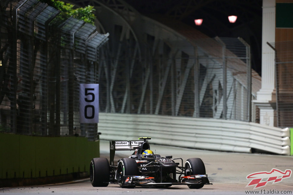 Esteban Gutiérrez afronta una de las curvas del circuito de Marina Bay