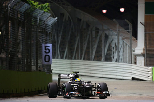 Esteban Gutiérrez afronta una de las curvas del circuito de Marina Bay