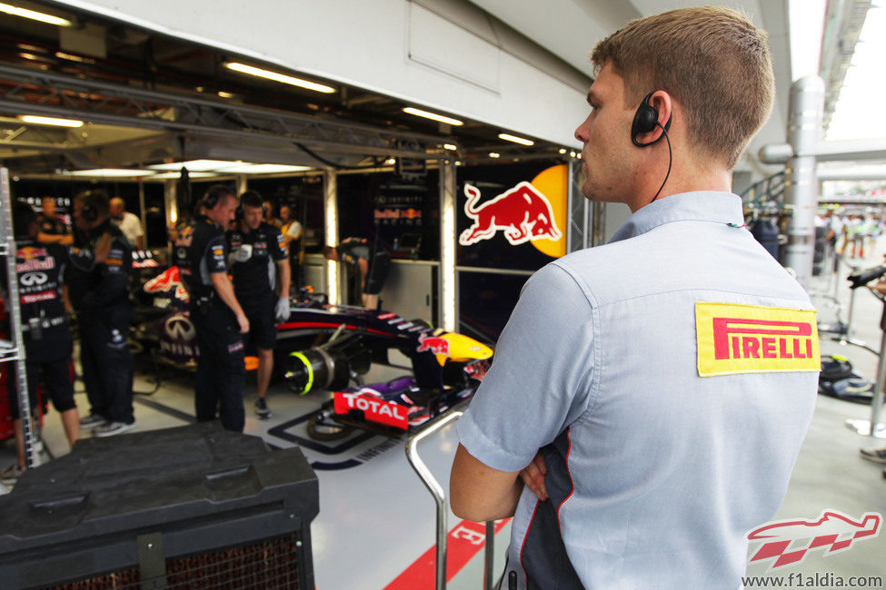 Pirelli observa la actividad en Red Bull