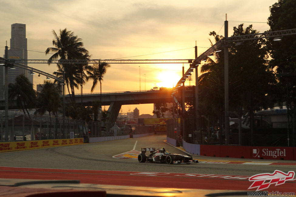 Esteban Gutiérrez sale del 'pit-lane'