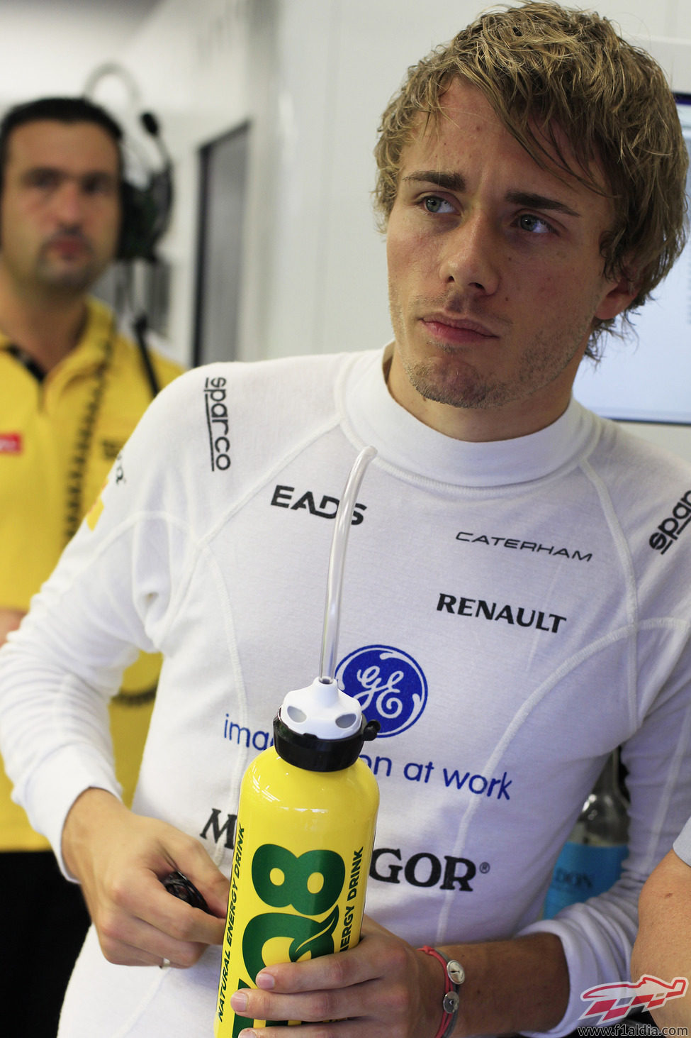 Charles Pic en el garaje de Caterham en Singapur