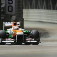 Paul di Resta rueda con el medio con su VJM06