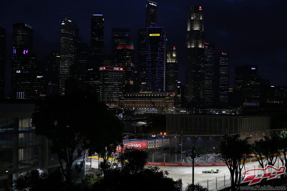 Un Caterham bajo el 'skyline' de Singapur