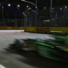 Caterham en las calles de Singapur durante los primeros libres