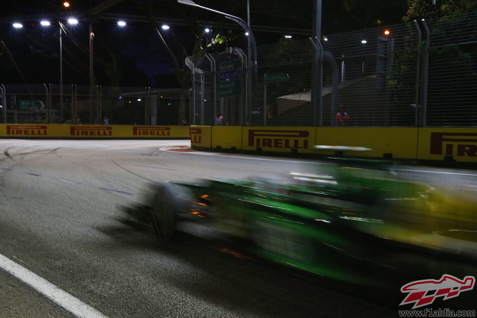 Caterham en las calles de Singapur durante los primeros libres