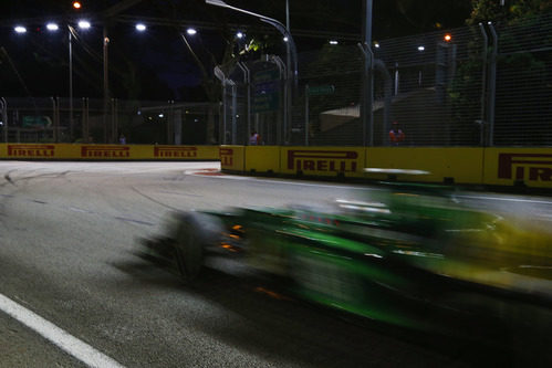 Caterham en las calles de Singapur durante los primeros libres