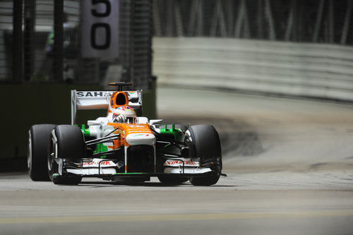 Adrian Sutil rueda entre los muros de Marina Bay