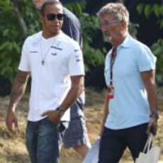 Eddie Jordan charla con Lewis Hamilton