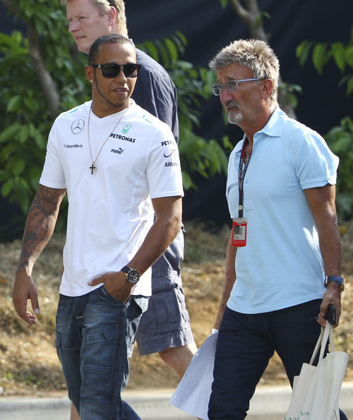 Eddie Jordan charla con Lewis Hamilton