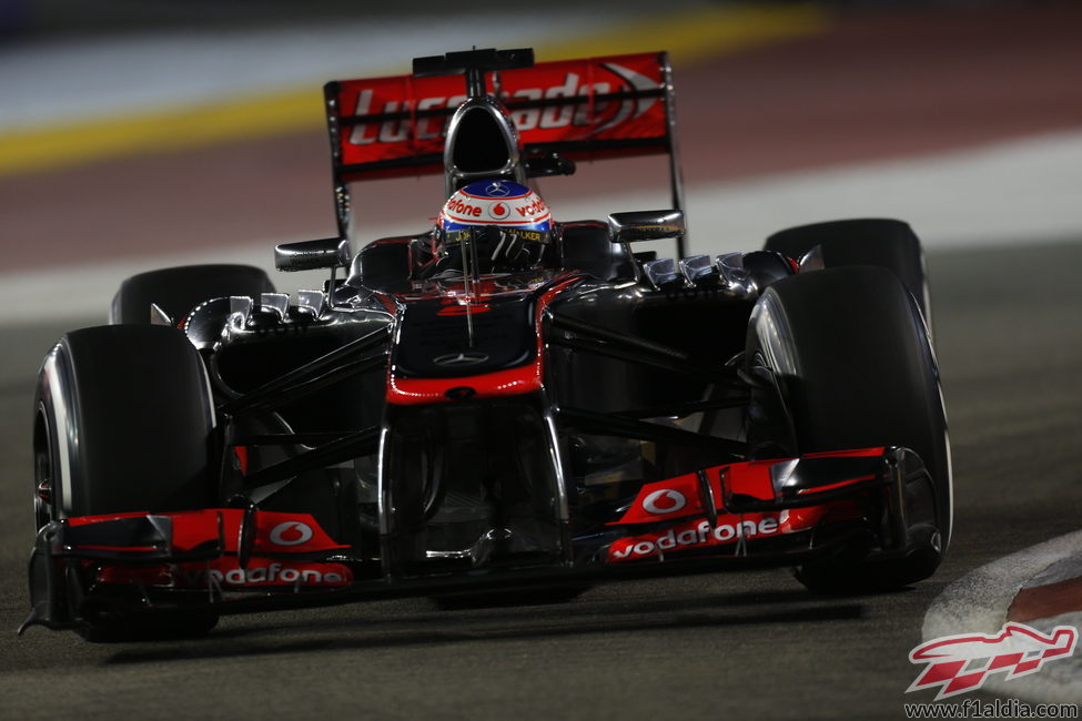 Jenson Button acabó séptimo el primer día en Singapur