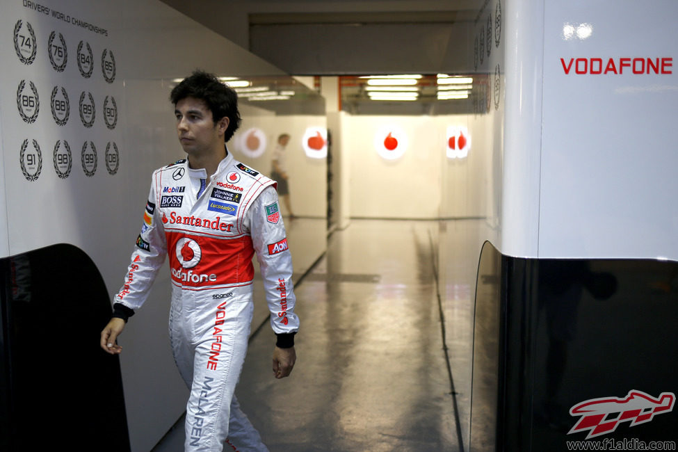 Sergio Pérez en el box de su equipo