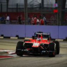 Jules Bianchi pilota en la noche de Singapur