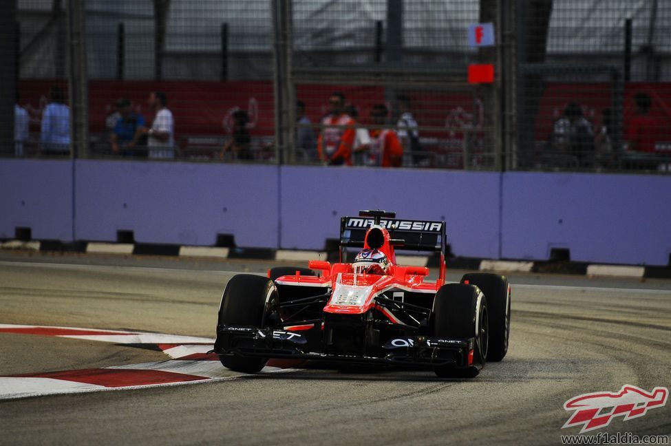 Jules Bianchi pilota en la noche de Singapur