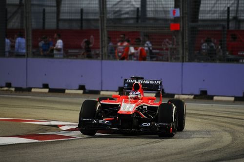 Jules Bianchi pilota en la noche de Singapur