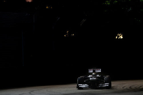 Pastor Maldonado conduce bajo la oscuridad