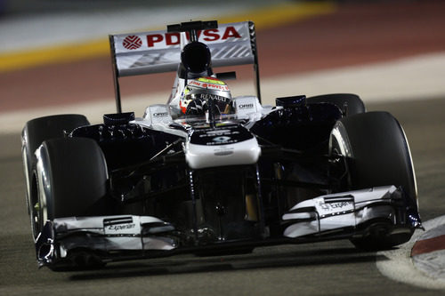 Pastor Maldonado trabaja al volante de su FW35