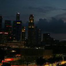 El STR8 rueda con la ciudad de Singapur de fondo