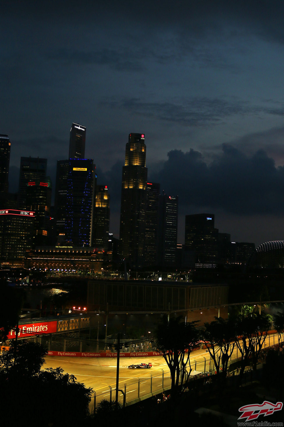 El STR8 rueda con la ciudad de Singapur de fondo