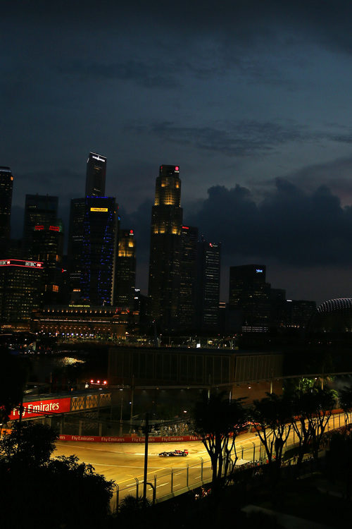 El STR8 rueda con la ciudad de Singapur de fondo