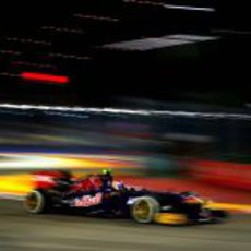 Daniel Ricciardo controla su STR8 por las curvas del circuito de Marina Bay