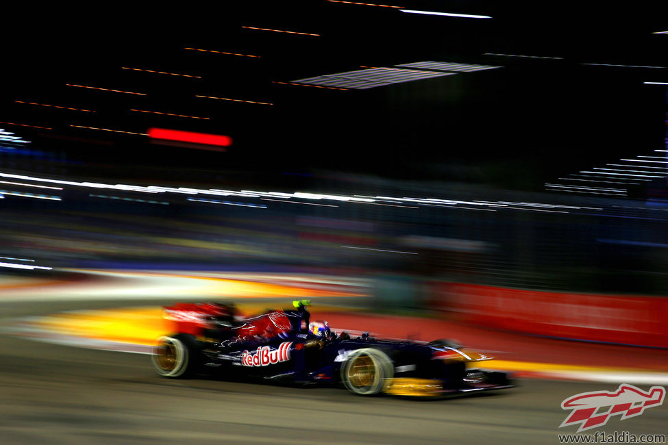 Daniel Ricciardo controla su STR8 por las curvas del circuito de Marina Bay