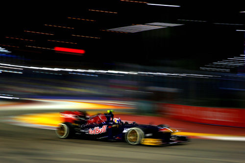 Daniel Ricciardo controla su STR8 por las curvas del circuito de Marina Bay