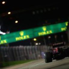 Daniel Ricciardo pasa a pocos centímetros del muro