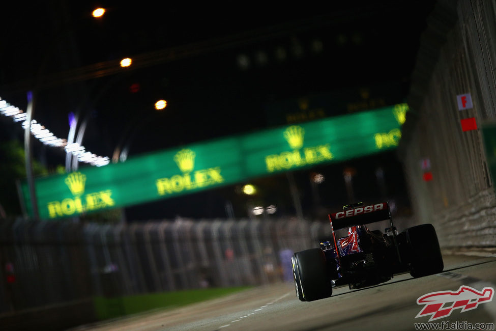 Daniel Ricciardo pasa a pocos centímetros del muro