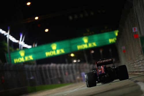Daniel Ricciardo pasa a pocos centímetros del muro