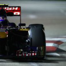 Daniel Ricciardo rueda con los medios