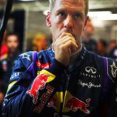 Sebastian Vettel, nervioso en el box