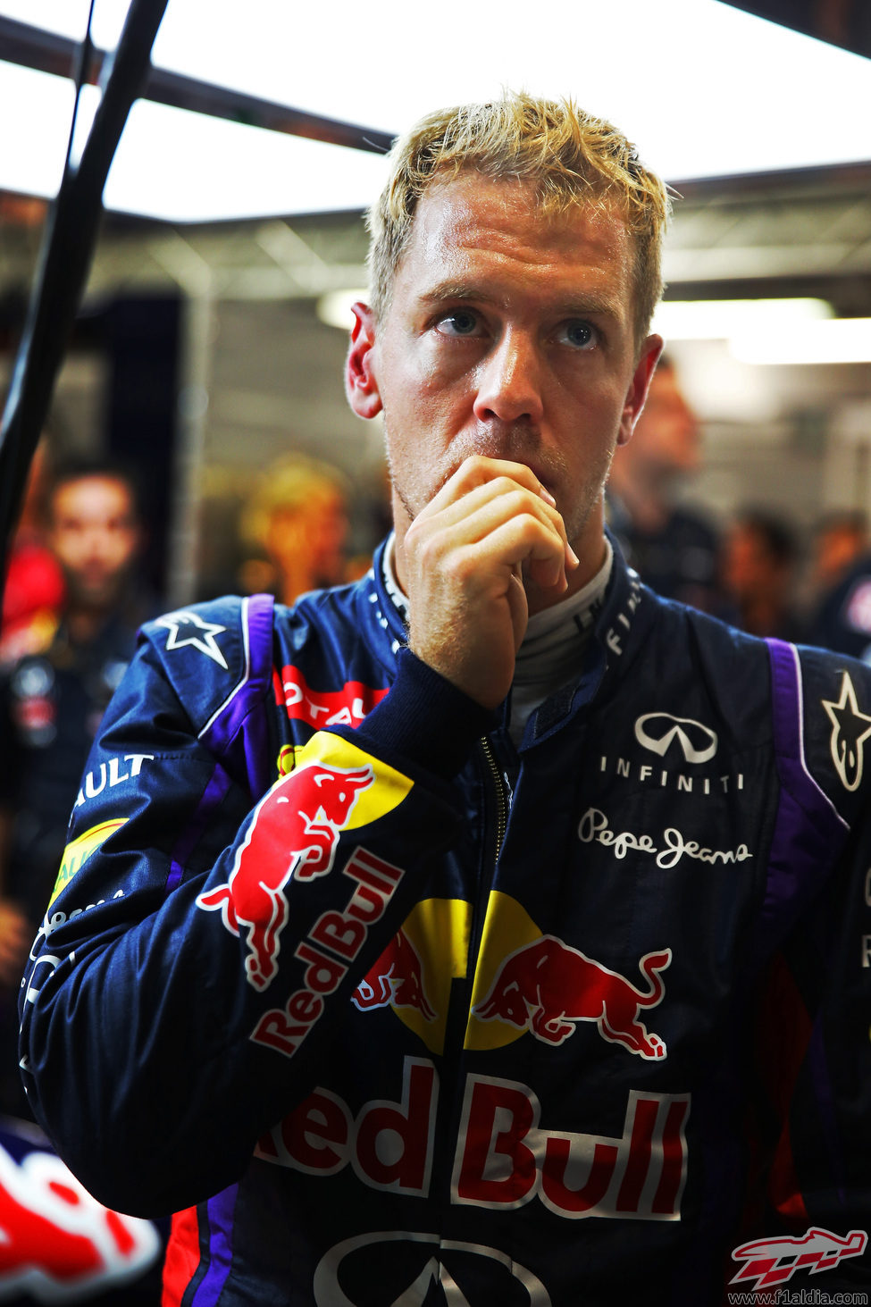 Sebastian Vettel, nervioso en el box