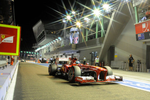 Fernando Alonso pasa por boxes