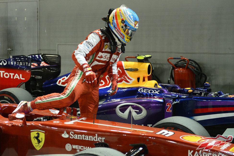 Fernando Alonso se baja del coche tras clasificar séptimo