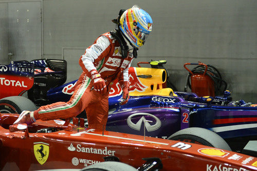 Fernando Alonso se baja del coche tras clasificar séptimo