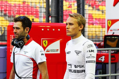 Max Chilton camina hacia los boxes