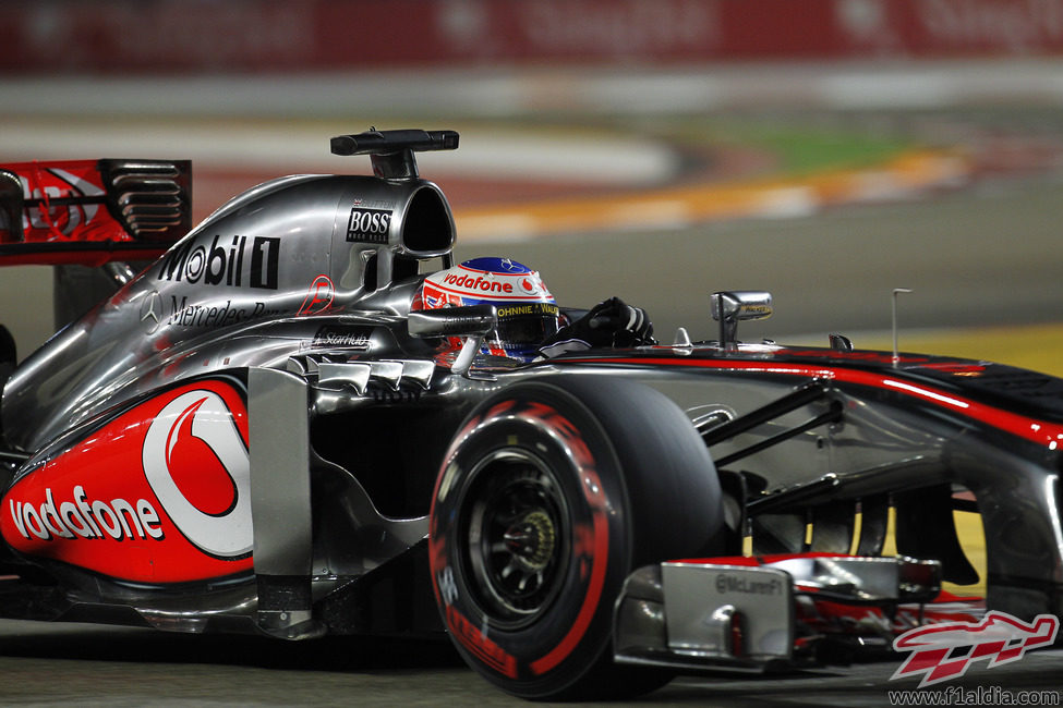 Jenson Button exprime su MP4-28 en el trazado de Singapur