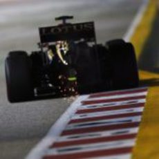 Chispas en el Lotus de Romain Grosjean
